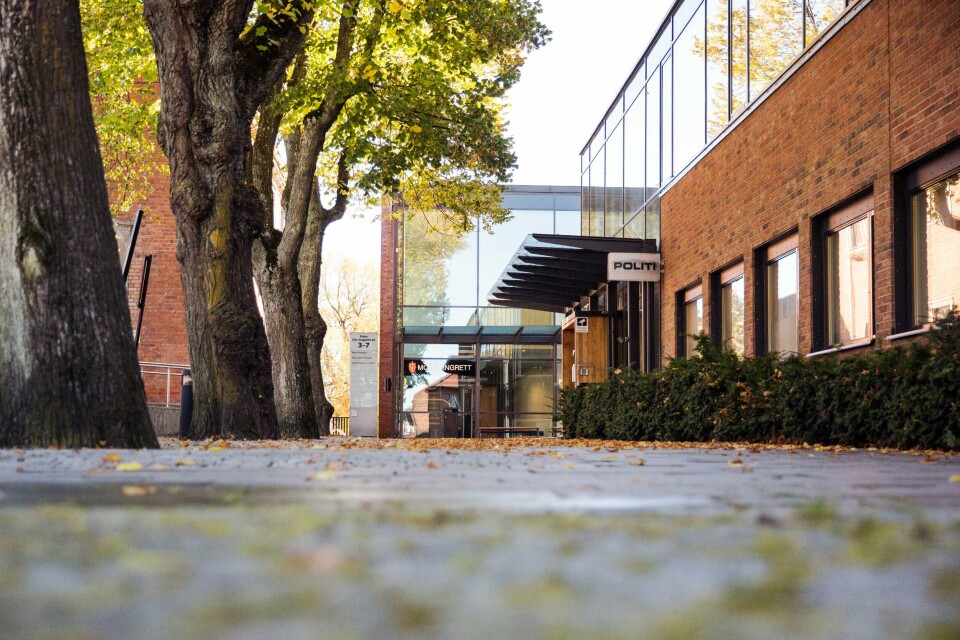 Søndre Østfold tingrett. Søndre Østfold tingrett mente politiet ikke hadde gode nok beviser for at forholdet mellom kvinnen og den mindreårige jenta ble seksuelt før fylte 16 år.