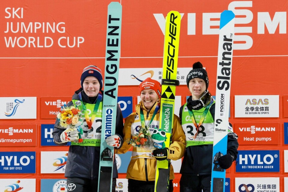 Katharina Schmid (i midten) flankert av Eirin Maria Kvandal (t.v.) og Nika Prevc etter lørdagens renn. Katharina Schmid (i midten) flankert av Eirin Maria Kvandal (t.v.) og Nika Prevc etter lørdagens renn.