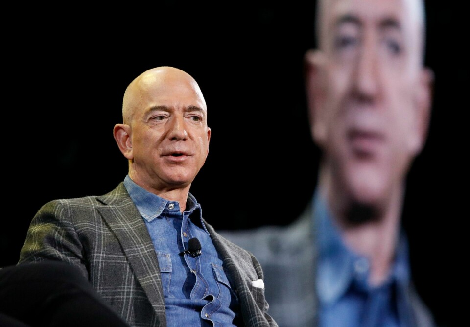 Amazon-sjef Jeff Bezos gir 11 millioner kroner til innsettelsesseremonien for Donald Trump. Han er en av flere teknologi-topper i USA som ser ut til å støtte Trump. Arkivfoto: John Locher / AP / NTB Amazon-sjef Jeff Bezos gir 11 millioner kroner til innsettelsesseremonien for Donald Trump. Han er en av flere teknologi-topper i USA som ser ut til å støtte Trump. Arkivfoto: John Locher / AP / NTB