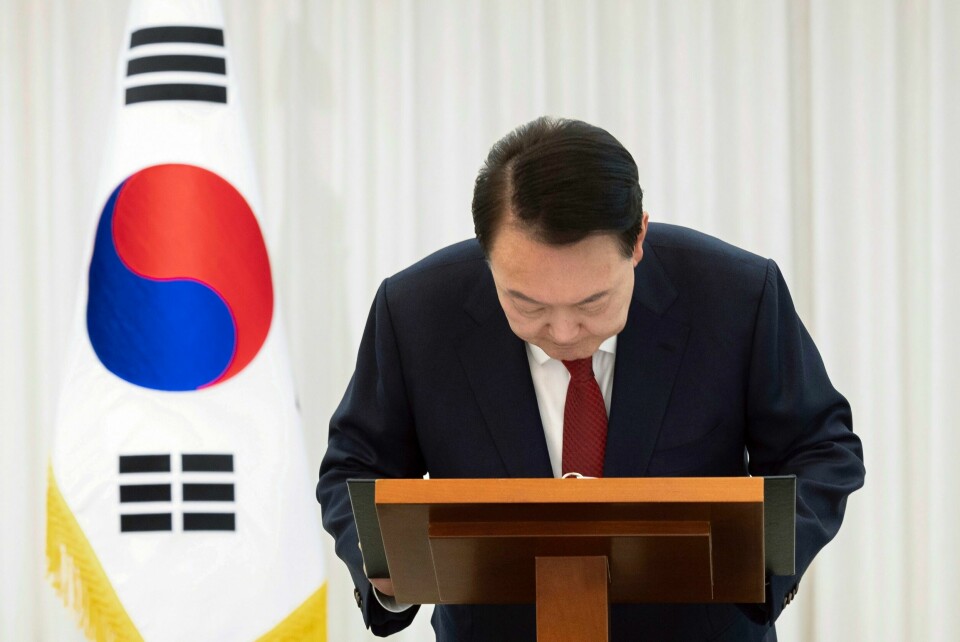 Sør-Koreas president Yoon Suk-yeol holder en TV-sendt tale lørdag. Han er fratatt alle fullmakter inntil videre, men det er en domstol som skal avgjøre om han blir avsatt eller ei. Sør-Koreas president Yoon Suk-yeol holder en TV-sendt tale lørdag. Han er fratatt alle fullmakter inntil videre, men det er en domstol som skal avgjøre om han blir avsatt eller ei. Foto: Sør-Koreas presidentkontor / Yonhap / AP / NTB