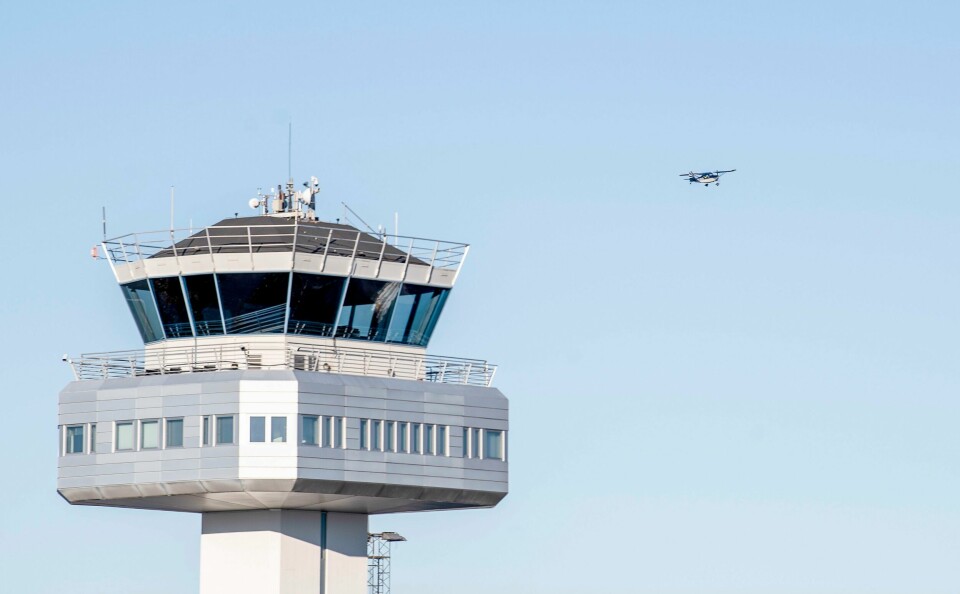 Flere fly på vei til Bergen lufthavn Flesland måtte snu på grunn av uværet søndag. Mandag morgen er det flere innstilte avganger både i Bergen, Stavanger og Kjevik flyplass. Bergen lufthavn Flesland var onsdag stengt på grunn av droneobservasjoner. Bildet viser flykontrolltårnet og et propellfly. Foto: Marit Hommedal / NTB