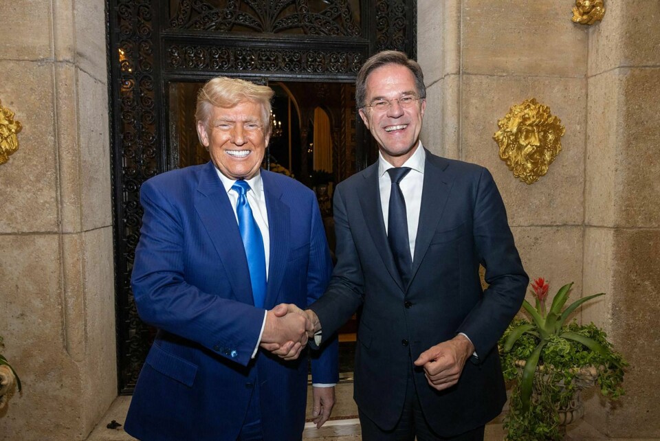 Mark Rutte besøkte Donald Trump i Florida i november, etter at Trump hadde vunnet presidentvalget mot Demokratenes Kamala Harris. This handout photograph taken by Erik Luntang and released by NATO on November 22, 2024, shows US President-elect Donald Trump (L) shaking hands with NATO Secretary General Mark Rutte as they meet in Palm-Beach, Florida. NATO chief Mark Rutte held talks with US President-elect Donald Trump in Florida on the 'global security issues facing the alliance', a spokeswoman said November 23, 2024. The meeting took place on November 22, 2024 in Palm Beach, Farah Dakhlallah said in a statement. In his first term Trump aggressively pushed Europe to step up defence spending and questioned the fairness of the NATO transatlantic alliance. (Photo by Handout / NATO / AFP) / RESTRICTED TO EDITORIAL USE - MANDATORY CREDIT 'AFP PHOTO / NATO / Erik LUNTANG / HANDOUT' - NO MARKETING NO ADVERTISING CAMPAIGNS - DISTRIBUTED AS A SERVICE TO CLIENTS