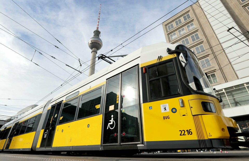 Syrere utgjør en viktig arbeidsgruppe for tysk kollektivtransport, mener bransjen selv, som tar til motmæle mot politikere som ønsker å sende syriske flyktninger hjem. Her en trikk i Berlin. Arkivfoto. Syrere utgjør en viktig arbeidsgruppe for tysk kollektivtransport, mener bransjen selv, som tar til motmæle mot politikere som ønsker å sende syriske flyktninger hjem. Her en trikk i Berlin. Arkivfoto: Michael Sohn / AP / NTB