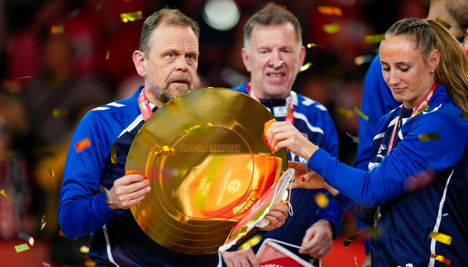 Thorir Hergeirsson og Camilla Herrem feirer EM-gullet etter seieren mot Danmark i finalen i Wiener Stadthalle søndag kveld. Thorir Hergeirsson og Camilla Herrem feirer EM-gullet etter seieren mot Danmark i finalen i Wiener Stadthalle søndag kveld.Foto: Beate Oma Dahle / NTB