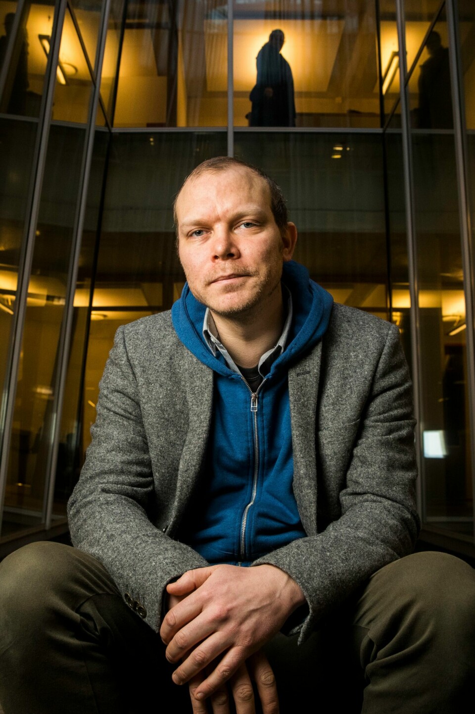 Johan Harstad skriver like lett om kjernefysikk som containerstabling i sitt kraftverk av en roman, «Under brosteinen, stranden!» Johan Harstad skriver like lett om kjernefysikk som containerstabling i sitt kraftverk av en roman, «Under brosteinen, stranden!»