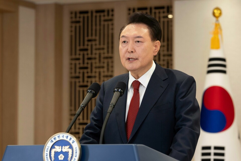 Nasjonalforsamlingen i Sør-Korea har besluttet å stille Sør-Koreas president Yoon Suk-yeol for riksrett. Opposisjonen fremmer nok et riksrettsforslag mot Sør-Koreas president Yoon Suk-yeol. Foto: Sør-Koreas presidentskap via AP / NTB