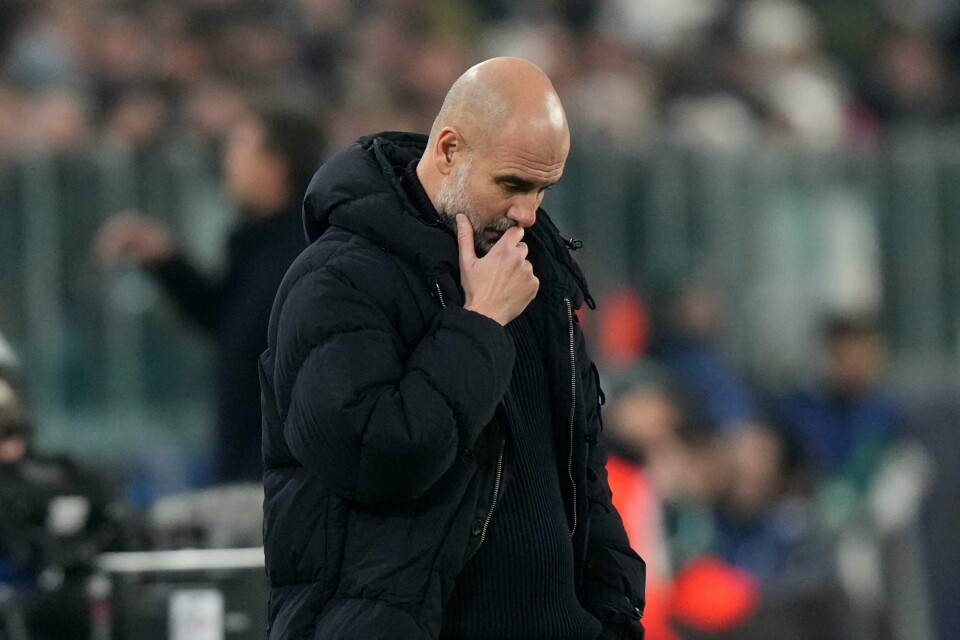 Pep Guardiola og Manchester City sliter tungt om dagen. Pep Guardiola og Manchester City sliter tungt om dagen. Foto: Luca Bruno / AP / NTB