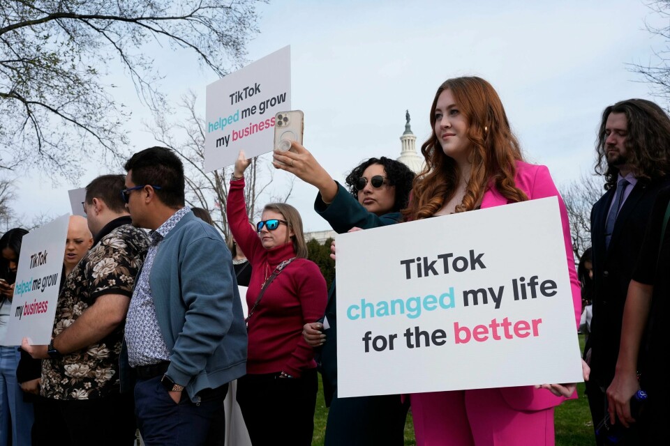 Folk som støtter Tiktok, demonstrerte i mars foran kongressbygningen i Washington. Folk som støtter Tiktok, demonstrerte i mars foran kongressbygningen i Washington. Foto: J. Scott Applewhite / AP / NTB