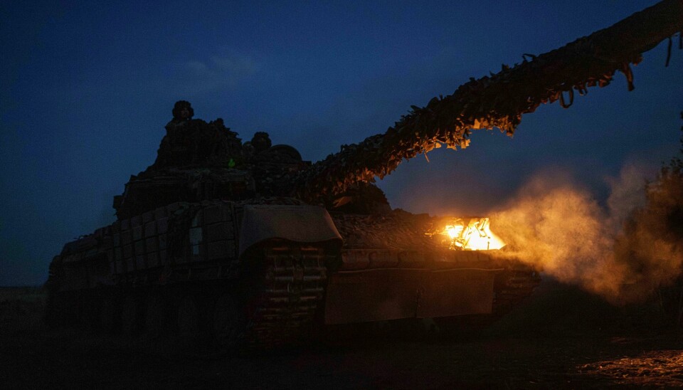 En ukrainsk stridsvogn vender tilbake fra en stilling ved frontlinjen øst i Ukraina. En ukrainsk stridsvogn vender tilbake fra en stilling ved frontlinjen øst i Ukraina. Foto: Evgenij Maloletka / AP / NTB