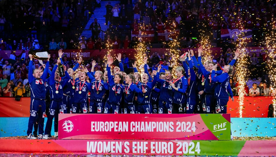De norske håndballjentene feirer EM-gullet etter finaleseieren over Danmark. De norske håndballjentene feirer EM-gullet etter finaleseieren over Danmark. Foto: Beate Oma Dahle / NTB