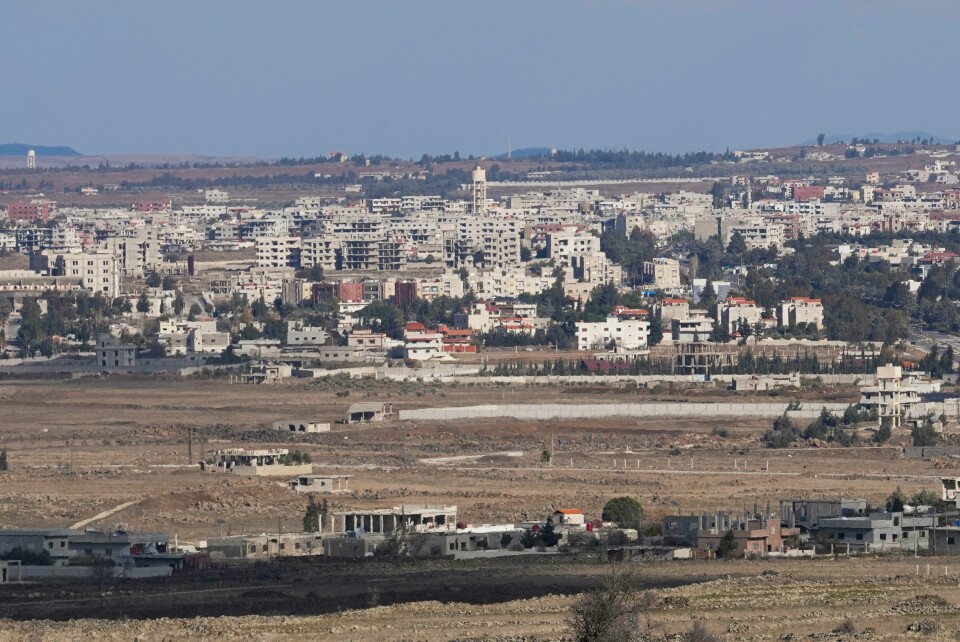 En syrisk landsby i buffersonen som skiller Syria and Israel, sett fra de israelskkontrollerte Golanhøydene. Golanhøydene tilhører i utgangspunktet Syria, men ble okkupert av Israel i 1967 og senere annektert. En syrisk landsby i buffersonen som skiller Syria and Israel, sett fra de israelskkontrollerte Golanhøydene. Golanhøydene tilhører i utgangspunktet Syria, men ble okkupert av Israel i 1967 og senere annektert. Foto: Matias Delacroix / AP / NTB