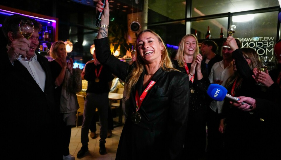 Camilla Herrem synger Tore Tang og feirer EM-gullet etter seieren mot Danmark i finalen i Wien. Camilla Herrem synger Tore Tang og feirer EM-gullet etter seieren mot Danmark i finalen i Wien. Foto: Beate Oma Dahle / NTB