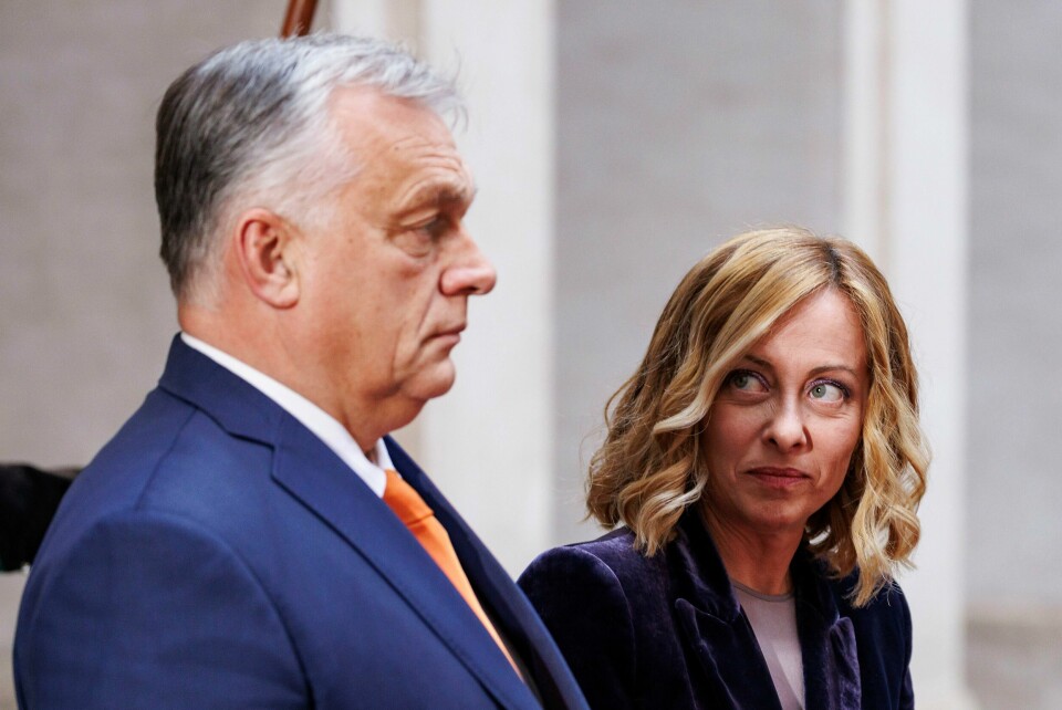Ungarns statsminister Viktor Orban har gjennomført endringer i landets rettssystem som går på tvers av EUs regler for demokrati og rettsorden. Derfor blir milliarder av euro i utjevningsmidler holdt tilbake. Her er Orban sammen med Italias statsminister Giorgia Meloni. Ungarns statsminister Viktor Orban har gjennomført endringer i landets rettssystem som går på tvers av EUs regler for demokrati og rettsorden. Derfor blir milliarder av euro i utjevningsmidler holdt tilbake. Her er Orban sammen med Italias statsminister Giorgia Meloni. Foto: AP / NTB