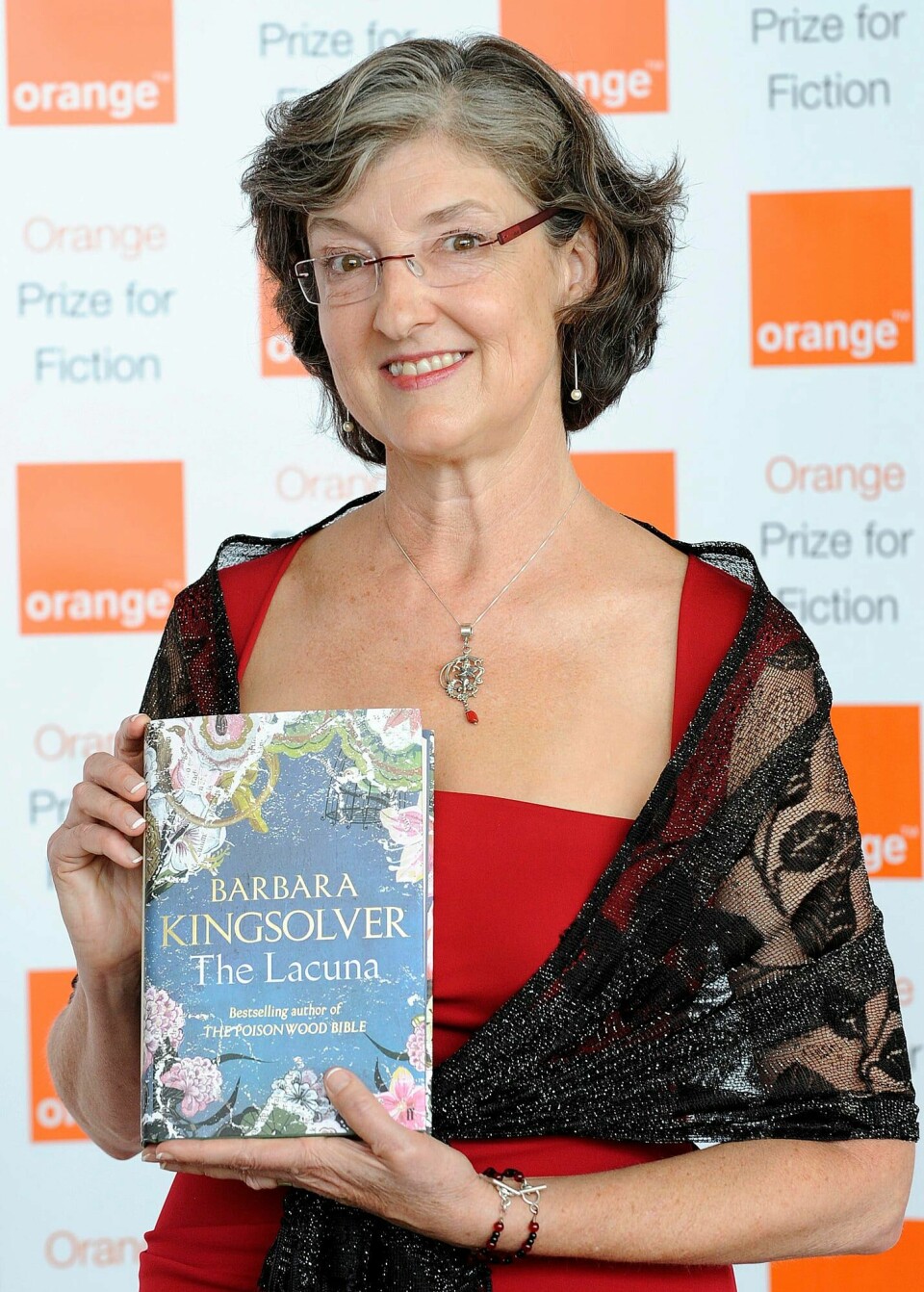 Amerikanske Barbara Kingsolver fotografert i 2010, da hun vant pris for The Lacuna. Også Demon Copperhead vant priser og lå over et år i teten på amerikanske bestselgerlister. Amerikanske Barbara Kingsolver fotografert i 2010, da hun vant pris for The Lacuna. Også Demon Copperhead vant priser og lå over et år i teten på amerikanske bestselgerlister.