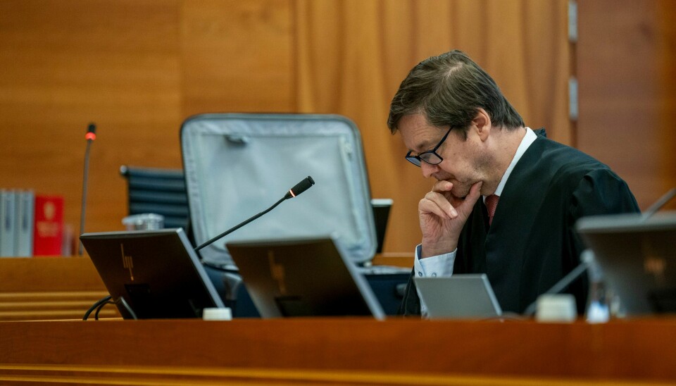 Politimannens forsvarer, John Christian Elden, i Borgarting lagmannsrett under ankesaken der politimannen ble dømt. Nå er han frikjent i Høyesterett. Politimannens forsvarer, John Christian Elden, mener saken kan sette viktig presedens for når politiet kan bruke vold i forbindelse med pågripelser. Foto: Fredrik Varfjell / NTB