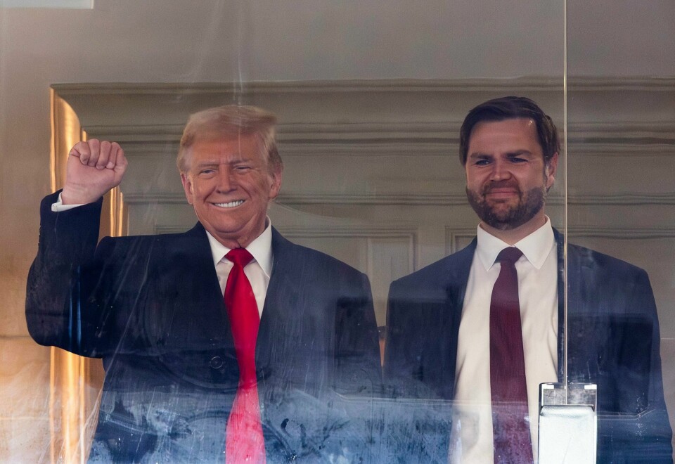 USAs påtroppende president Donald Trump avbildet med mannen som blir hans visepresidentkandidat, J.D. Vance, under en fotballkamp i Maryland i helgen. LANDOVER, MARYLAND - DECEMBER 14: U.S. President-elect Donald Trump and Vice President-elect JD Vance attend the 125th Army-Navy football game at Northwest Stadium on December 14, 2024 in Landover, Maryland. Trump is attending the game with lawmakers and Cabinet nominees including, Vice President-elect JD Vance, Speaker of the House Mike Johnson (R-LA), Defense Secretary nominee Pete Hegseth, incoming Senate Majority Leader John Thune (R-SD) and others. Kevin Dietsch/Getty Images/AFP (Photo by Kevin Dietsch / GETTY IMAGES NORTH AMERICA / Getty Images via AFP)