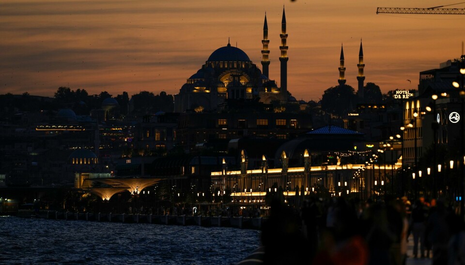 Minst 37 personer er bekreftet døde etter å ha drukket ulovlig og farlig sprit i Istanbul. Illustrasjonsfoto. Minst 20 mennesker er døde etter å ha drukket ulovlig og livsfarlig sprit i Istanbul, ifølge avisa Hürriyet og andre tyrkiske medier. Illustrasjonsfoto: Khalil Hamra / AP / NTB