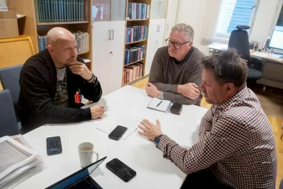 GÅR TIL SAK: Joachim Garis legger fram fakta for NSFs Terje Hernes Pettersen og Jan Erik Lundby, som skal forberede saken mot rederiene. GÅR TIL SAK: Joachim Garis legger fram fakta for NSFs Terje Hernes Pettersen og Jan Erik Lundby, som skal forberede saken mot rederiene.