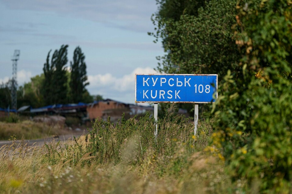 Et skilt med teksten «Kursk, 108 kilometer» i Sumy-regionen i Ukraina. Ukrainske styrker har siden august ført en offensiv i Kursk. Et skilt med teksten «Kursk, 108 kilometer» i Sumy-regionen i Ukraina. Ukrainske styrker har siden august ført en offensiv i Kursk.
