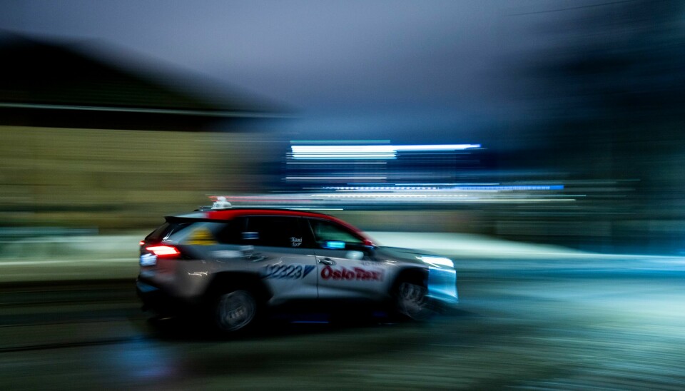 En ny taxiforskrift trer i kraft 1. januar. Den har til hensikt å gi mer forutsigbare priser på taxi i sentrale områder. Kravet om praktisk prøve for personer som søker om kjøreseddel for drosje, blir nå fjernet. Foto: Fredrik Varfjell / NTB