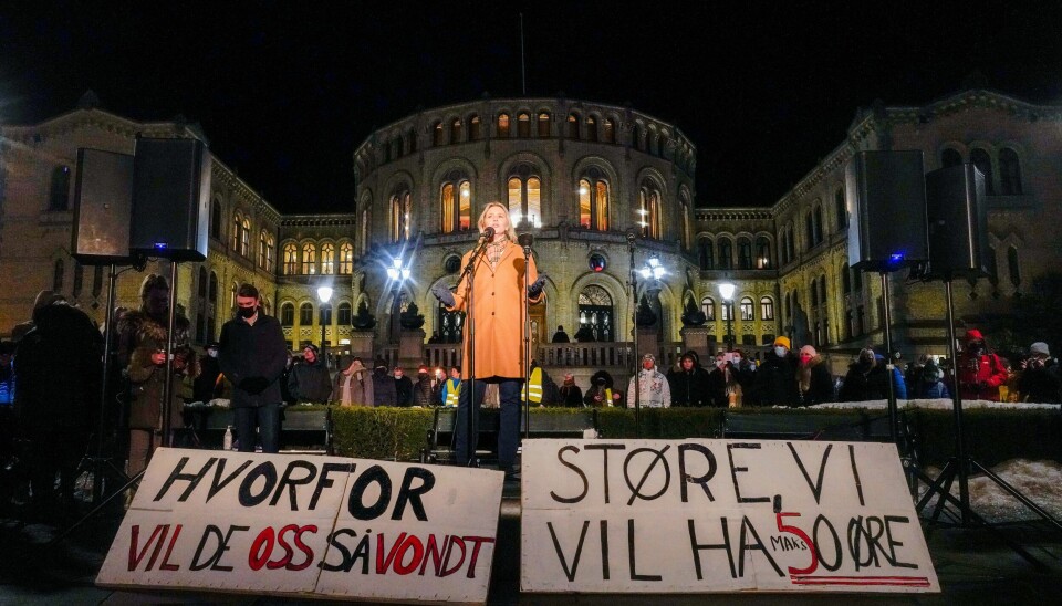 Strømprisen herjer med regjeringen. Og Frp-leder Sylvi Listhaug selger skamløst seg og partiet sitt inn som en løsning – til tross for at Frp deler ansvaret for dagens situasjon, skriver Jo Moen Bredeveien. Her fra 2022 da Sylvi Listhaug holdt appell utenfor Stortinget under en demonstrasjon i regi av «Vi som krever biligere strøm». Strømprisen herjer med regjeringen. Og Frp-leder Sylvi Listhaug selger skamløst seg og partiet sitt inn som en løsning – til tross for at Frp deler ansvaret for dagens situasjon, skriver Jo Moen Bredeveien.