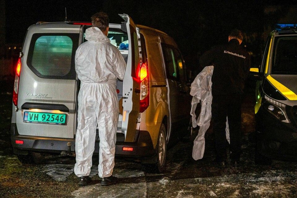 Krimteknikere ankommer boligen i Hegra i Stjørdal der en livløs kvinne ble funnet tirsdag kveld. En mann i 30-årene er pågrepet. Kvinnen er fraktet til sykehus med luftambulanse. Krimteknikere ankommer boligen i Hegra i Stjørdal der en livløs kvinne ble funnet tirsdag kveld. En mann i 30-årene er pågrepet. Kvinnen er fraktet til sykehus med luftambulanse.