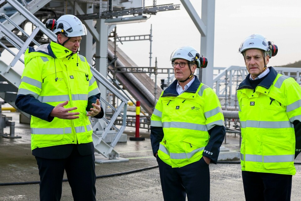 Norge og Storbritannia skal jobbe sammen for å skape flere «grønne jobber» i møtet med det grønne skiftet. Den britiske statsministeren Keir Starmer (i midten) besøkte mandag Northern Lights i Øygarden sammen med statsminister Jonas Gahr Støre (t.h.) for å diskutere klima, energi og forsvarssamarbeid. Til venstre Conner Love, som er maritime manager i Northern Lights. Norge og Storbritannia skal jobbe sammen for å skape flere «grønne jobber» i møtet med det grønne skiftet. Den britiske statsministeren Keir Starmer (i midten) besøkte mandag Northern Lights i Øygarden sammen med statsminister Jonas Gahr Støre (t.h.) for å diskutere klima, energi og forsvarssamarbeid. Til venstre Tim Heijn, administrerende direktør i Northern Lights.Foto: Silje Katrine Robinson / NTB