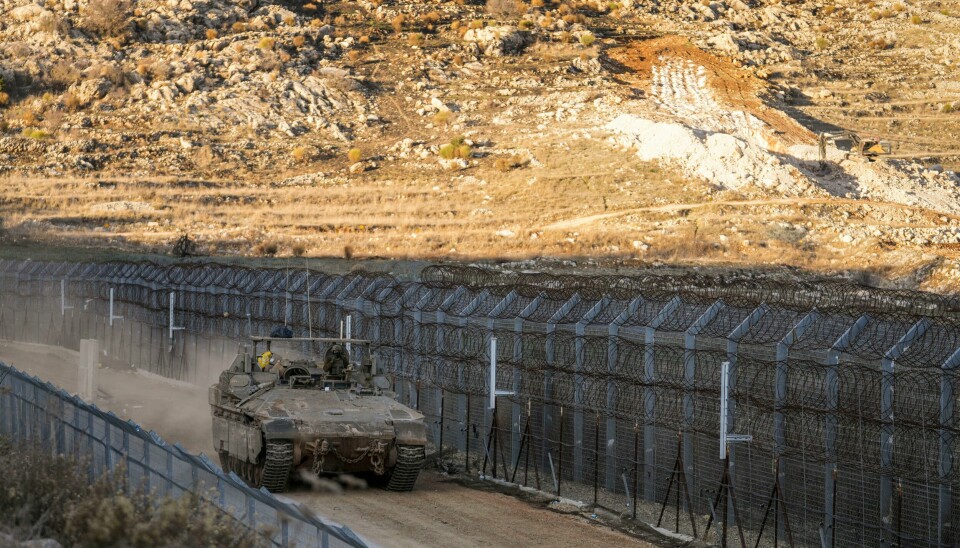 Et israelsk pansret kjøretøy kjører langs gjerdet mellom den israelskokkuperte delen av Golanhøydene og resten av Syria i byen Majdal Shams. Et israelsk pansret kjøretøy kjører langs gjerdet mellom den israelskokkuperte delen av Golanhøydene og resten av Syria i byen Majdal Shams. Foto: Matias Delacroix / AP / NTB