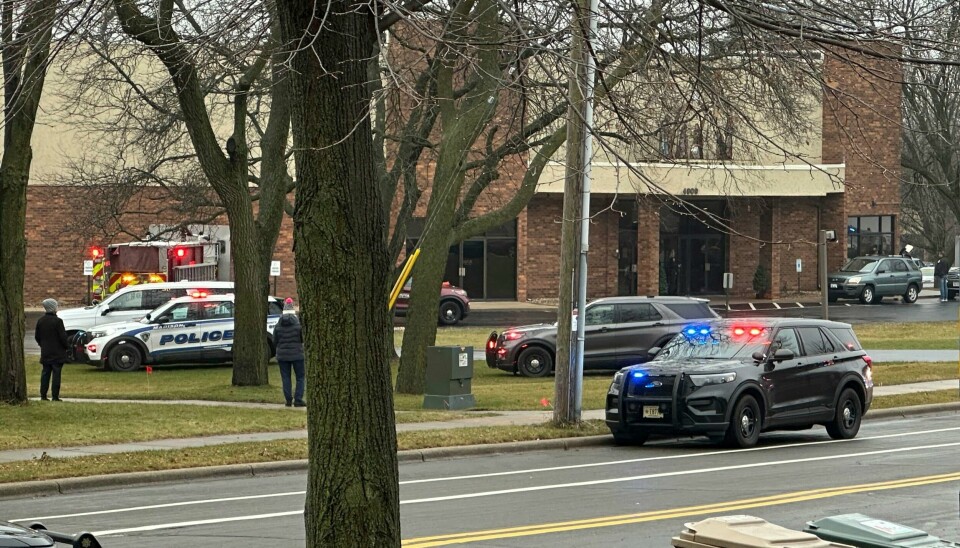 Politiet rykket ut til Abundant Life Christian School i Madison i delstaten Wisconsin mandag etter meldinger om skyting. En elev i tenårene og en lærer ble drept. Politiet rykket ut til Abundant Life Christian School i Madison i delstaten Wisconsin mandag etter melding om en aktiv skytter. Bildet viser politiet på utsiden av skolen. Foto: Scott Bauer / AP / NTB