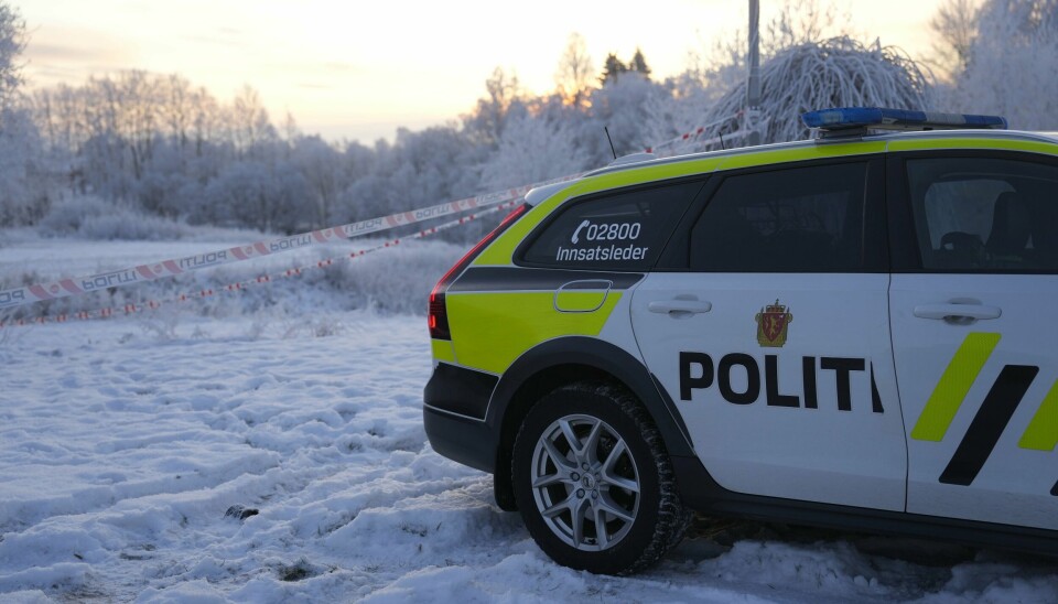 Politet undersøker bolig og området der en person er pågrepet i Gjerdrum etter at en person ble funnet drept forrige uke. Nå er også det tre år gamle barnet død av skadene det ble påført. Bildet viser en politibil og sperrebånd ved adressen der en kvinne ble drept i Gjerdrum. Foto: Javad Parsa / NTB