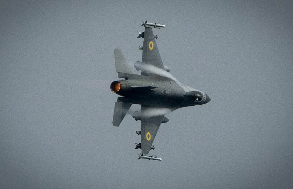De ukrainske F-16-flyene er viktige i landets innsats mot de russiske okkupasjonsstyrkene, og brukes blant annet til å skyte ned russiske krysserraketter De ukrainske F-16-flyene er viktige i landets innsats mot de russiske okkupasjonsstyrkene, og brukes blant annet til å skyte ned russiske krysserraketter Foto: Jefrem Lukatskyj / AP / NTB