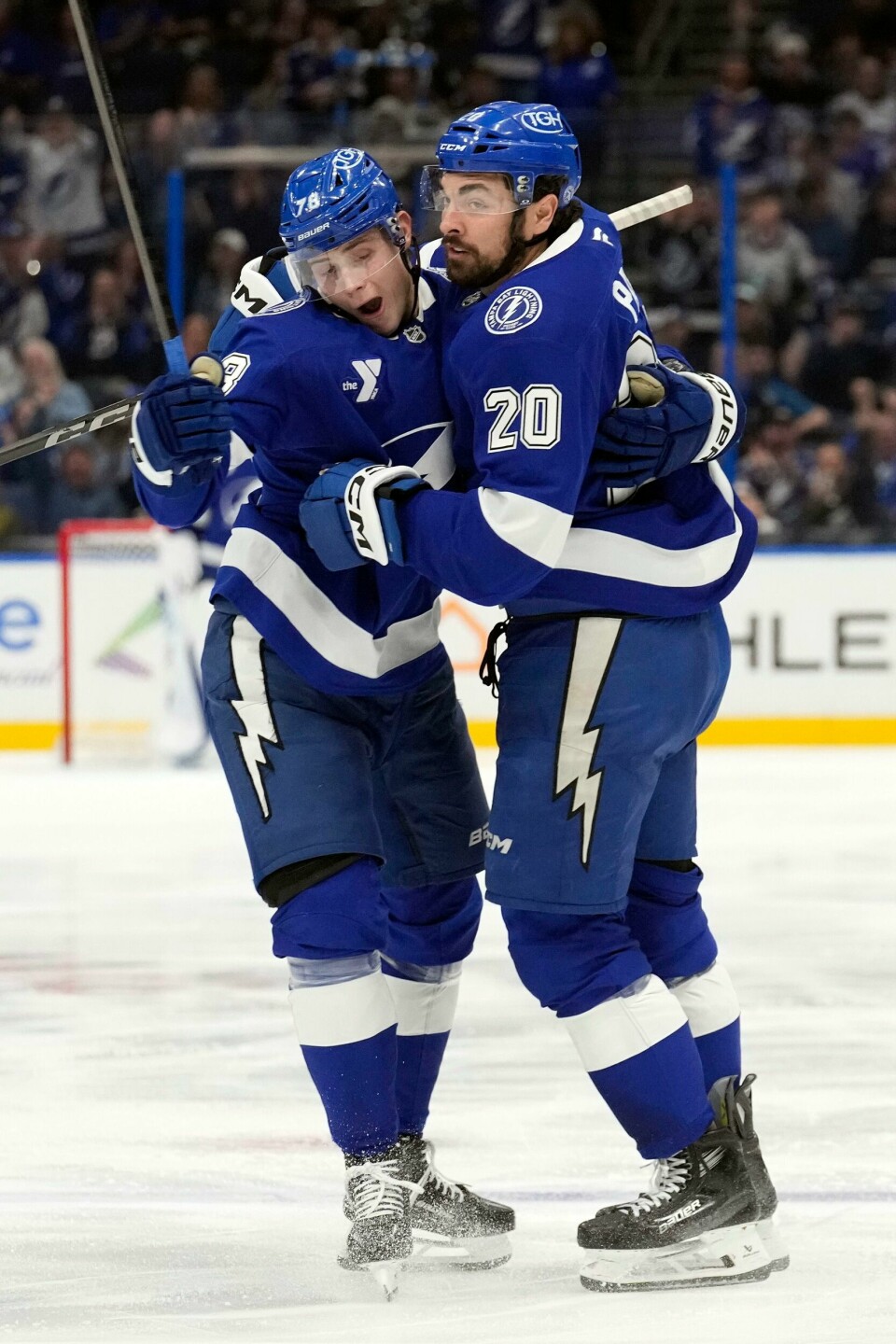 Emil Lilleberg (til venstre) feirer sammen med Nick Paul etter at sistnevnte sørget for 2-0-målet i tirsdagens NHL-kamp mellom Columbus Blue Jackets og Tampa Bay Lightning. Emil Lilleberg (til venstre) feirer sammen med Nick Paul etter at sistnevnte sørget for 2-0-målet i tirsdagens NHL-kamp mellom Columbus Blue Jackets og Tampa Bay Lightning. Foto: Chris O'Meara / AP / NTB