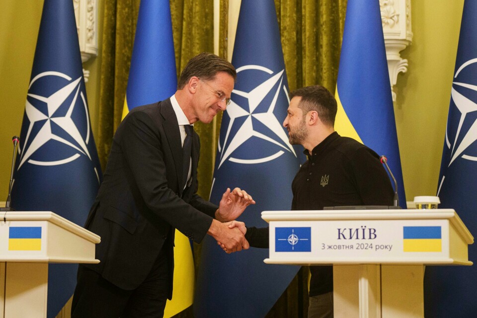 Natos generalsekretær Mark Rutte håndhilser på Ukrainas president Volodymyr Zelenskyj i Kyiv i oktober. Rutte lovet mer Nato-støtte til Zelenskyj. Foto: Evgeniy Maloletka / AP / NTB
