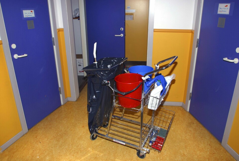 Arbeidstilsynet fant flere regelbrudd da de kontrollerte renholdsselskapene som vasker på Oslo-skolene. Nå sier kommunen opp avtaler med to aktører til en verdi av 130 millioner kroner. Illustrasjonsfoto. Arbeidstilsynet fant flere regelbrudd da de kontrollerte renholdsselskapene som vasker på Oslo-skolene. Nå sier kommunen opp avtaler med to aktører til en verdi av 130 millioner kroner. Illustrasjonsfoto: NTB