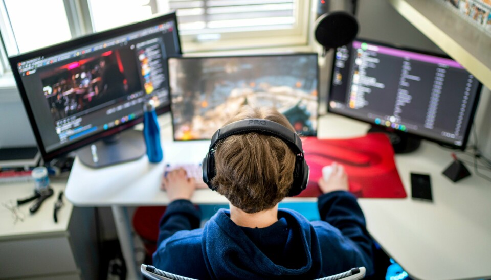 Det var mer gaming på gutterommet i 2022 enn i 2002. Illustrasjonsfoto. 57 prosent av barn sier at de sjeldent snakker med foreldrene sine om hva de gjør på nett. Foto: Gorm Kallestad / NTB