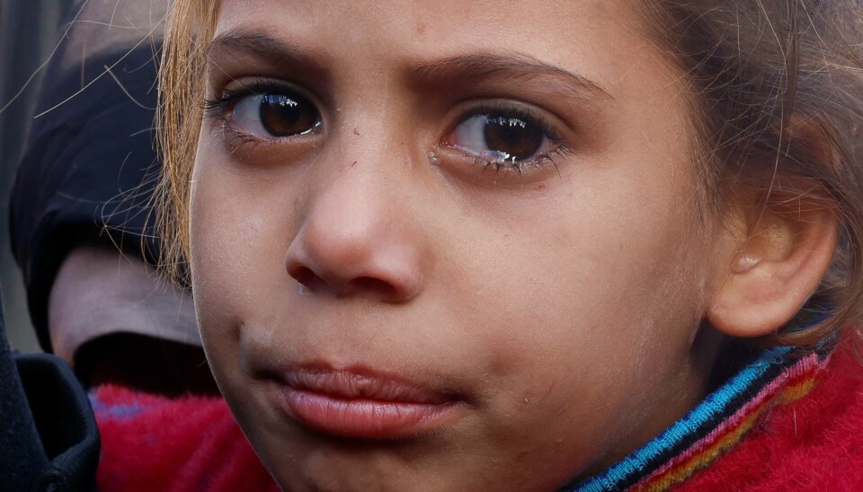 Et palestinsk barn gråter etter et israelsk angrep sør på Gazastripen. Linn Stalsberg setter ord på vår tids nummenhet, følelse av avmakt og forvirring i møte med virkelighetens brutalitet og politikk. .