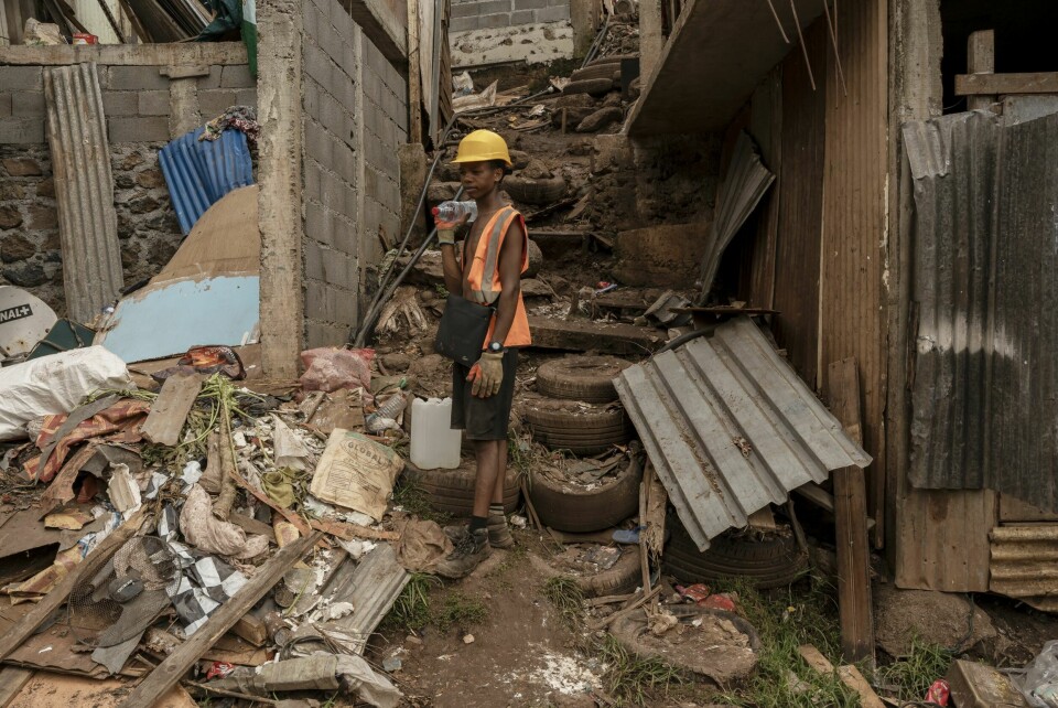 En gutt i ruinene av boliger i slummen Kaweni på Mayotte. En gutt i ruinene av boliger i slummen Kaweni på Mayotte. Foto: Adrienne Surprenant / AP / NTB