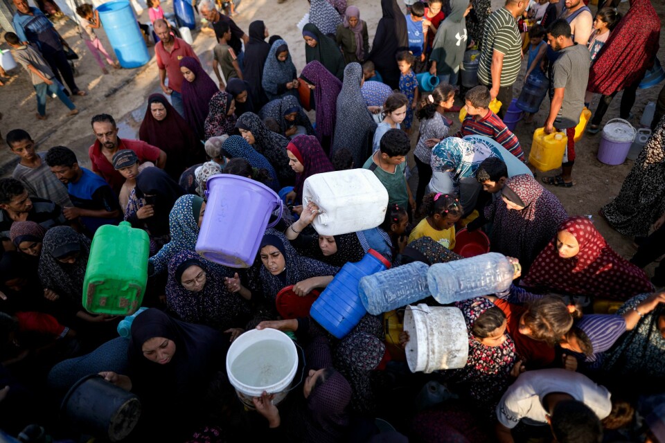 I en ny HRW-rapport konkluderes det med at Israel har forårsaket tusenvis av dødsfall ved å bevisst nekte palestinerne på Gazastripen vann. Israel mener rapporten er full av løgn. Israels krigføring har skapt desperat mangel på rent drikkevann i Gaza, noe som ifølge helsearbeidere har kostet tusenvis av liv og gjort hundretusener syke. Her kjemper kvinner om vann i en provisorisk flyktningleir i Khan Younis. Foto: AP / NTB