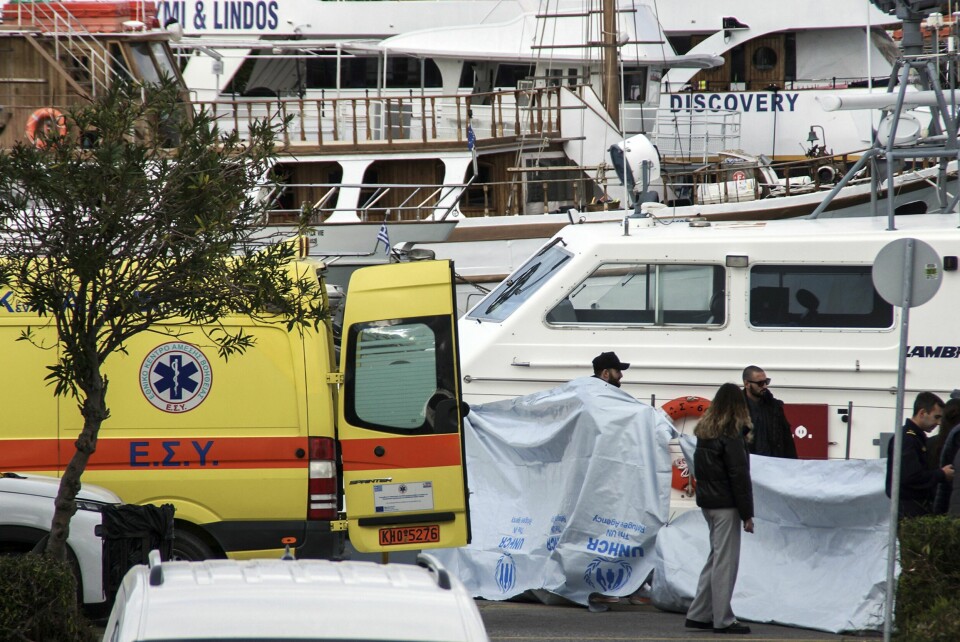 Døde blir ført i land på Rhodos etter at en båt med migranter kantret og sank. Døde blir ført i land på Rhodos etter at en båt med migranter kantret og sank. Foto: Argyris Mantikos / Eurokinissi via AP / NTB