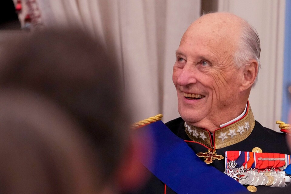 Kong Harald har tildelt Kongens fortjenstmedalje til 15 personer som var på jobb for han under reisen til Malaysia der han ble syk. Kong Harald har tildelt Kongens fortjenstmedalje til 15 personer som var på jobb for han under reisen til Malaysia der han ble syk. Foto: Javad Parsa / NTB / POOL