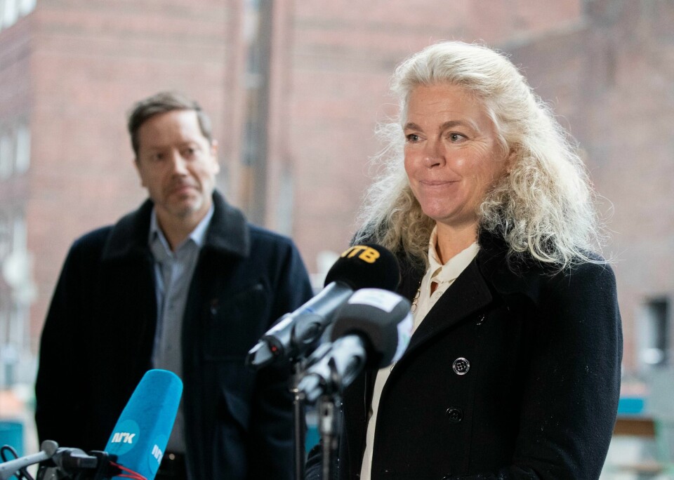 Advokat Cathrine Hambro er glad for at EMD går videre med klimaklagen. Her er hun sammen med Frode Pleym, leder i Greenpeace Norge, etter Høyesteretts dom i desember 2020. Advokat Cathrine Hambro er glad for at EMD går videre med klimaklagen. Her er hun sammen med Frode Pleym, leder i Greenpeace Norge, etter Høyesteretts dom i desember 2020. Foto: Berit Roald / NTB
