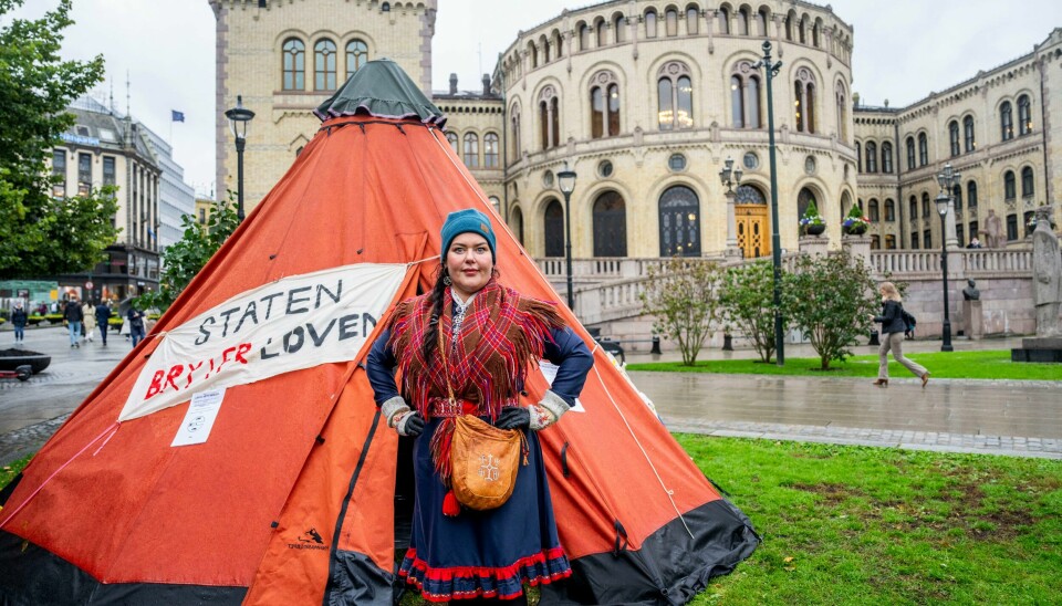 Sametingspresident Silje Karine Muotka er skuffet over at Helgeland tingrett mener at vindkraftverket på Øyfjellet i Vefsn ikke bryter med reindriftas rettigheter. Her er hun avbildet foran Stortinget i forbindelse med en markering mot vindturbinene på Fosen. Sametingspresident Silje Karine Muotka er skuffet over at Helgeland tingrett mener at vindkraftverket på Øyfjellet i Vefsn ikke bryter med reindriftas rettigheter. Her er hun avbildet foran Stortinget i forbindelse med en markering mot vindturbinene på Fosen. Foto: Javad Parsa / NTB