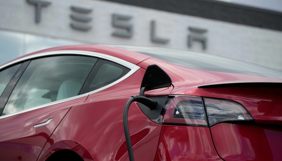 En Tesla Model 3 står til lading. Det er den mest solgte modellen i Norge. Foto: David Zalubowski / AP / NTB Tesla må oppdatere programvaren sin for å forhindre at sjåfører spiller dataspill mens de kjører, har amerikanske trafikkmyndigheter bestemt. Blant modellene som omfattes, er Model 3, som står til lading på dette bildet. Foto: David Zalubowski / AP / NTB