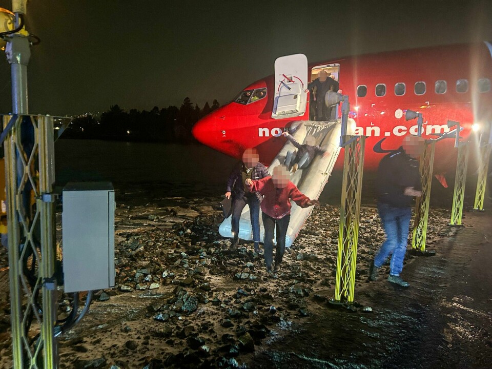 Passasjerer blir evakuert etter at et Norwegian-rutefly kjørte utenfor rullebanen på Molde lufthavn. Ingen personer ble skadet. Passasjerer blir evakuert etter at et Norwegian-rutefly kjørte utenfor rullebanen på Molde lufthavn. Ingen personer ble skadet.