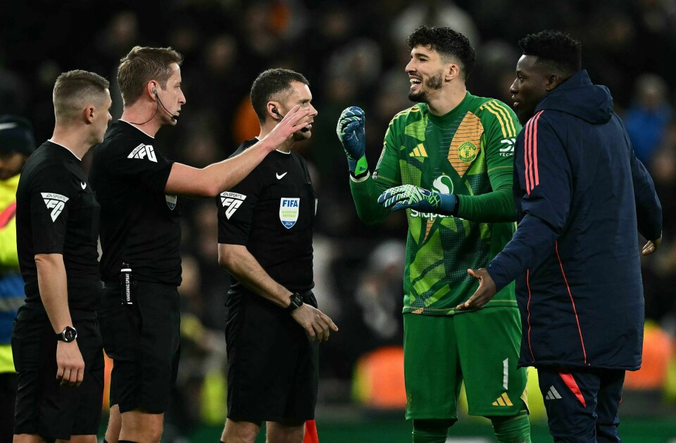 Manchester Uniteds reservekeeper Altay Bayindir klaget til dommeren etter hans andre keepertabbe borte mot Tottenham Manchester Uniteds reservekeeper Altay Bayindir klaget til dommeren etter hans andre keepertabbe borte mot Tottenham