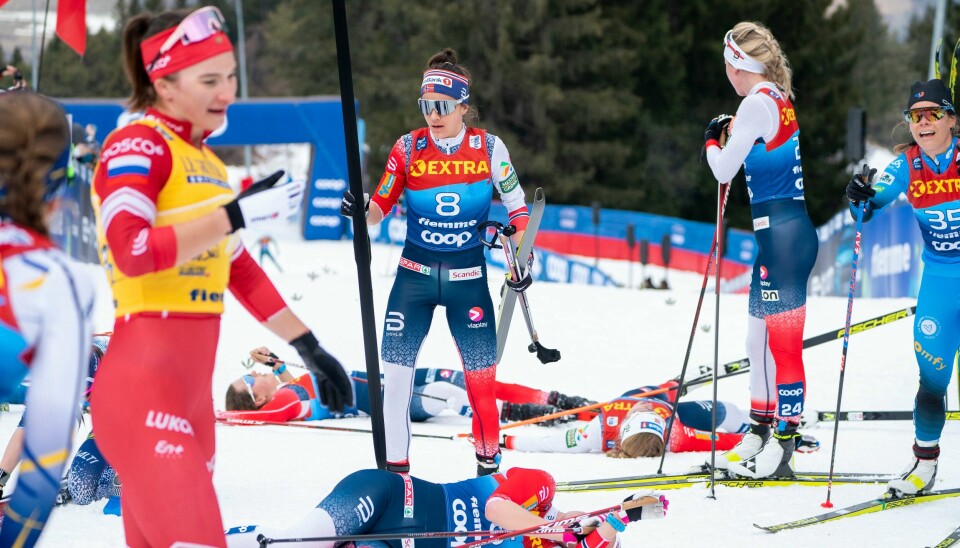 Heidi Weng (i midten) kom først opp alpinbakken i Val di Fiemme. Rundt henne ligger løperne strødd. Hvem kommer til start i OL? Heidi Weng (i midten) kom først opp alpinbakken i Val di Fiemme. Rundt henne ligger løperne strødd. Hvem kommer til start i OL?