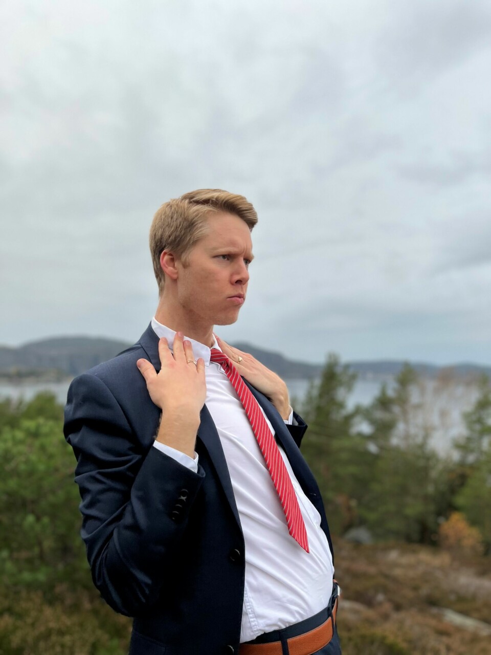 Kjetil Krogstad utkledd som Jonas Gahr Støre for en TikTok dans. Kjetil Krogstad utkledd som Jonas Gahr Støre for en TikTok dans