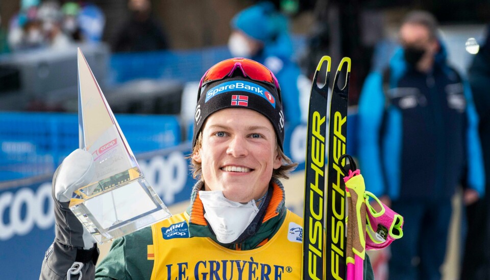 Johannes Høsflot Klæbo med trofeet som viser han som vinner av Tour de Ski 2021/22, og er følgelig tittelforsvarer i årets utgave. Johannes Høsflot Klæbo med Tour de Ski-trofeet. På triumfferden tjente han over 750.000 kroner. Foto: Terje Pedersen / NTB