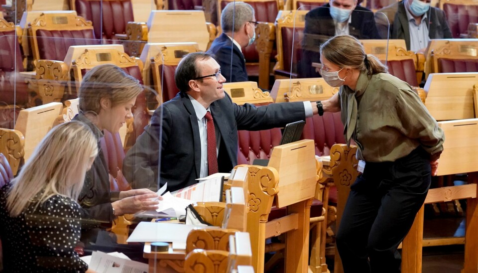 Klima- og miljøminister Espen Barth Eide (Ap) i samtale med Une Bastholm (MDG) før den muntlige spørretimen i Stortinget. Fra venstre sitter i tillegg landbruks- og matminister Sandra Borch (Sp) og kultur- og likestillingsminister Anette Trettebergstuen (Ap). Klima- og miljøminister Espen Barth Eide i samtale med Une Bastholm (MDG) før den muntlige spørretimen i Stortinget. F.v. sitter i tillegg landbruks- og matminister Sandra Borch og kultur- og likestillingsminister Anette Trettebergstuen.