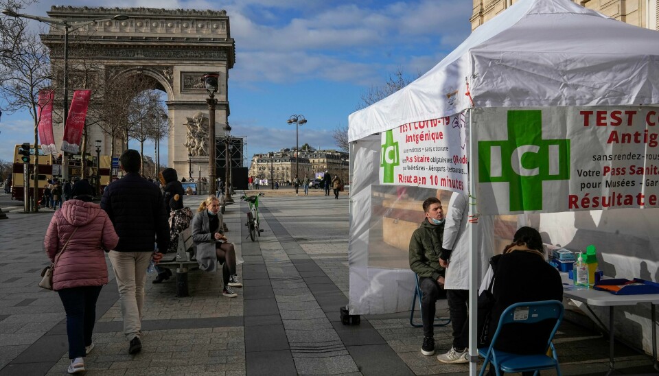 En mann blir testet for koronasmitte på Champs-Élysées i Paris. En mann blir testet for koronasmitte på Champs-Élysées i Paris. Foto: Michel Euler / AP / NTB